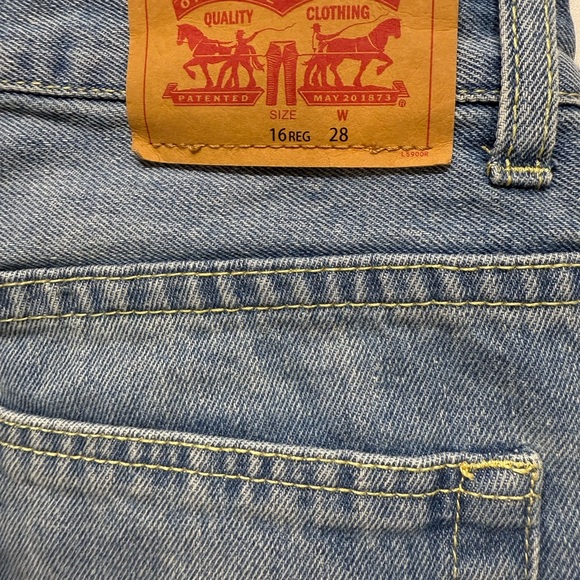 Levi's 505 Regular Fit Denim Shorts for women, size 16 Regular W28. - Picture 3 of 4